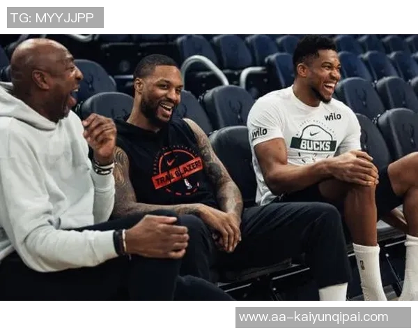 老友重聚利拉德与字母哥兄弟情深热聊共叙昔日辉煌时光 老友重聚利拉德与字母哥兄弟情深热聊共叙昔日辉煌时光