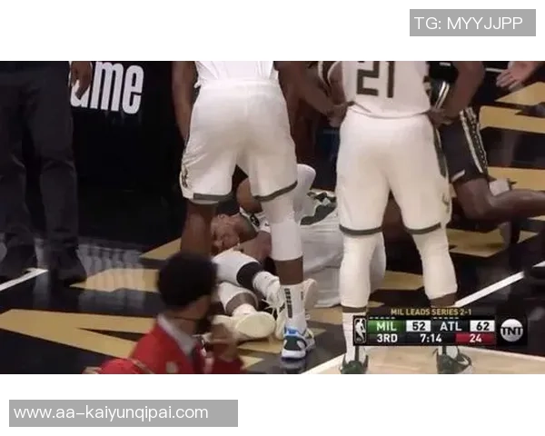 文班遭遇膝盖撞击倒地迅速回更衣室检查现已重返赛场状态良好 文班遭遇膝盖撞击倒地迅速回更衣室检查现已重返赛场状态良好